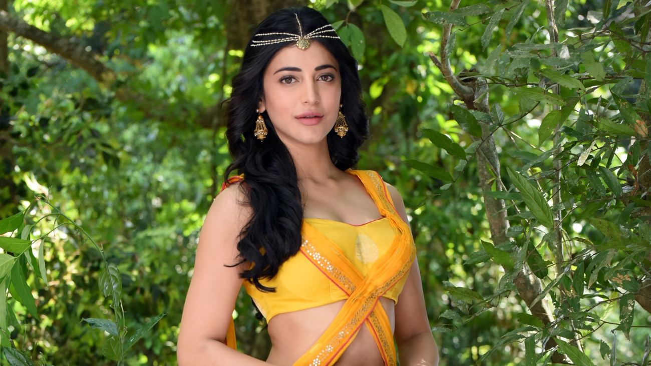 Shruti Hassan in Gabbar Singh HD Wallpaper