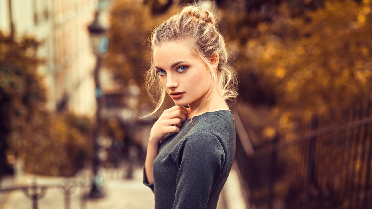 Blonde Girl Looking Back 4k